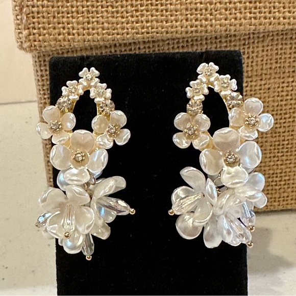 NWT Rachel Parcell Earrings iridescent white flowers w/ cubic zirconia crystals - Picture 4 of 11